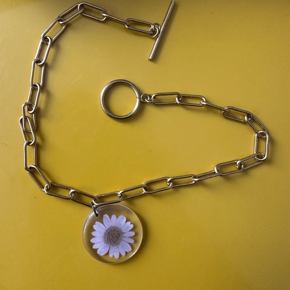🌼DAUPHINETTE🌼 real pink daisy suspended in resin gold chain necklace - Picture 2 of 7